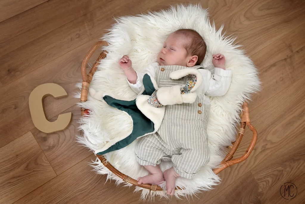 photo couleurs de bébé dans un panier avec accessoires